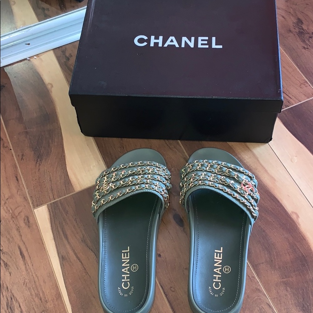 CHANEL slidessss!!
